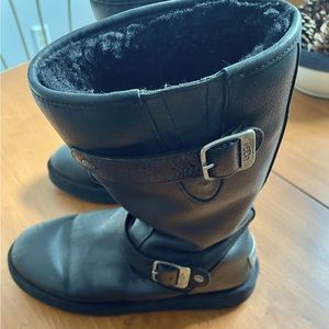 Size 39 Uggs Kensington motorcycle boots. Very very warm! Waterproof!